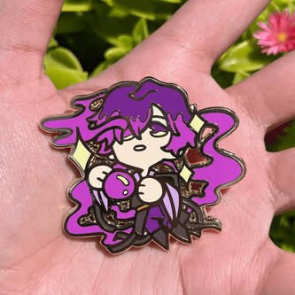 uki violeta enamel pin